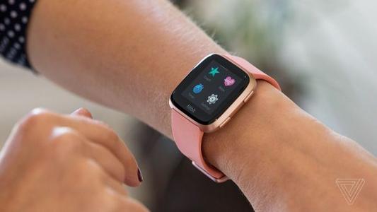 全新的Fitbit Versa正在打造亚马逊Alexa的路上