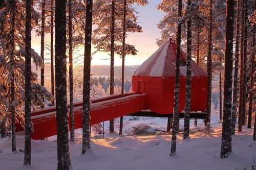 Sandellsandberg酒店的红色木质窗帘环绕着自然保护区入口亭