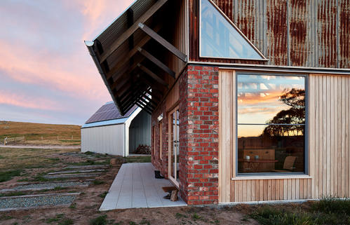 Lovell Burton使用农业材料制作棚屋式澳大利亚房屋