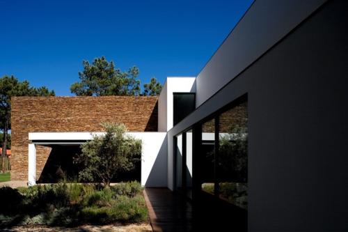 Solo Arquitetos使用再生砖和当地石头建造巴西度假屋Casa do Lago