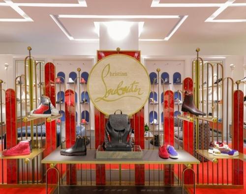 树皮覆盖了迈阿密设计区的Christian Louboutin精品店