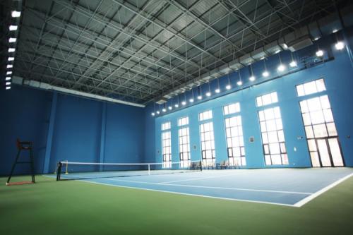 Lewandowski Architects在伊顿公学完成了烧焦的木质网球馆