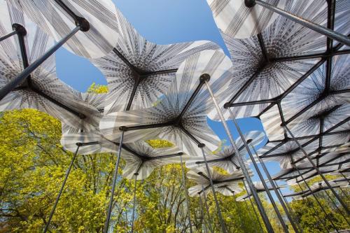卡梅·皮诺斯推出折纸风格的MPavilion在草堆上抬起