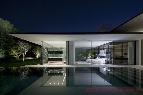 线性游泳池与由Pitsou Kedem设计的铺满石板的Pavilion House平行
