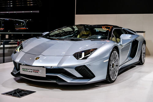 兰博基尼预览了新的V12可能是Aventador S