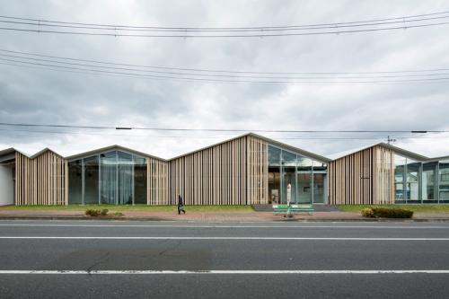 普雷斯顿·斯科特·科恩为密歇根建筑学院创建了锯齿状的屋顶建筑