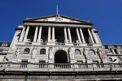 在发生金融危机时英国财政部赋予了英格兰银行新的权力