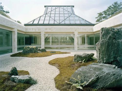 由Persimmon Hills Architects将性用品商店改建为小型日本美术馆