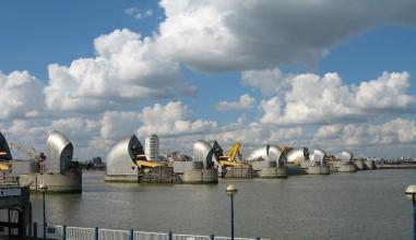 泰晤士河潮汐动力学校的概念计划涉及一栋突出伦敦主要水道的建筑物