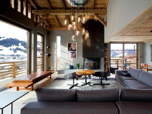 拉扎维工作室用阿尔卑斯山的山房重新诠释了传统的木屋建筑