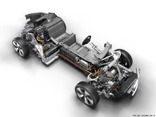 3.8升双涡轮增压V8和强大的电动机该系统组合释放了674kW