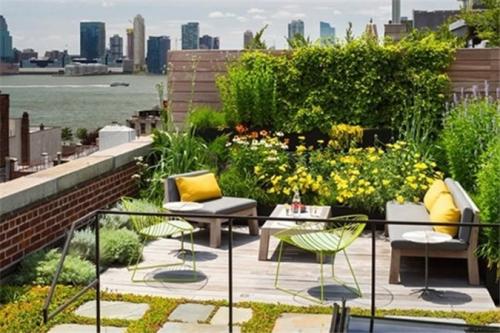 建筑公司Zeller＆Moye为旧住宅配备了庞大的屋顶花园