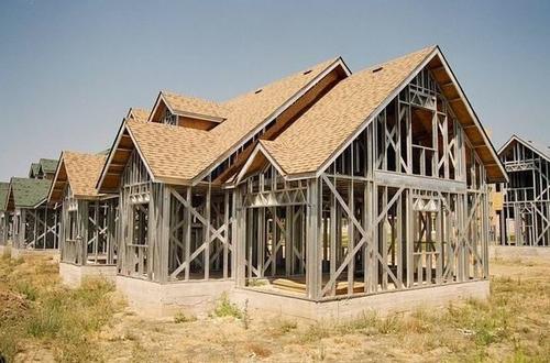 使用倾斜的窗户和倾斜的屋顶进行日本房屋扩建