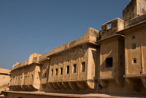 砂岩建筑在嘉兴创造了堡垒般的会所被护城河包围
