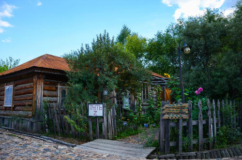 明尼苏达州的 Salmela Architect公司已经完成了一个带有院子的小木屋