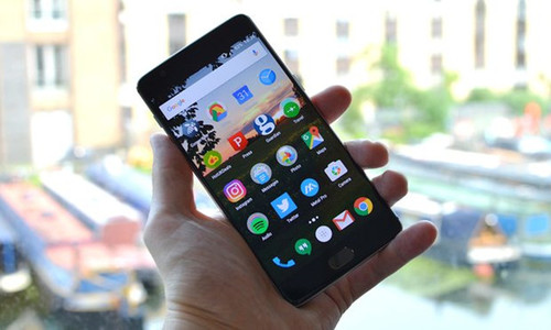 手机可在Android 7.0牛轧糖上使用该手机具有5.5英寸全高清显示屏