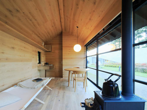 Surman Weston建立了布满软木的工作室用于缝纫和制作音乐