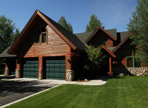 使用打捞的木材和耐候钢来覆盖怀俄明州的质朴房屋