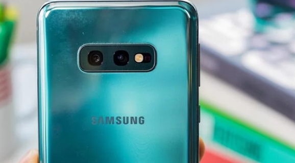 Galaxy S10 Lite泄漏显示中央摄像头被切掉