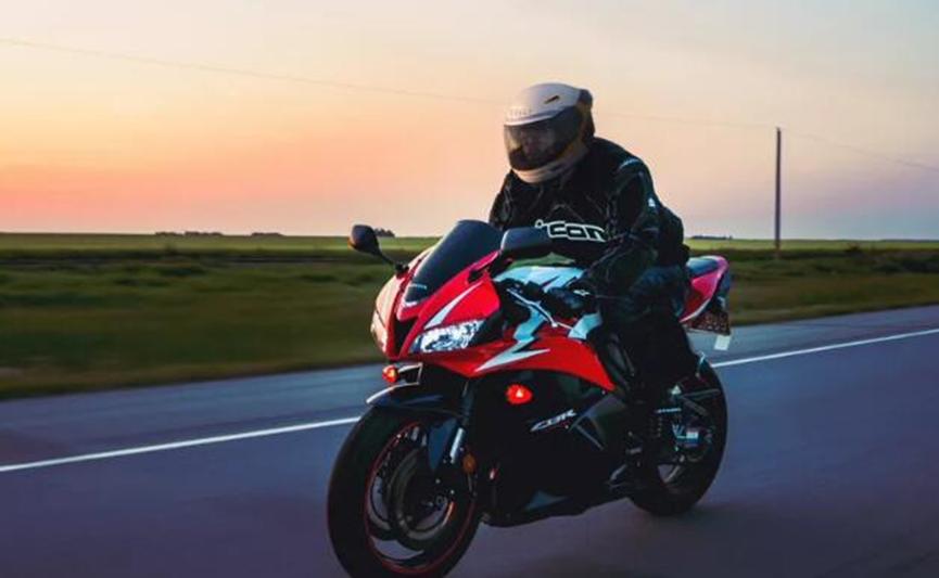 塔利连接头盔可能为摩托车安全的未来开辟道路