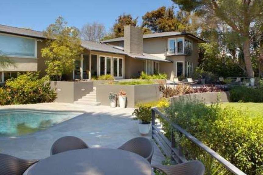 米歇尔·菲佛将洛杉矶的房屋卖给了太空人的老板吉姆·克兰