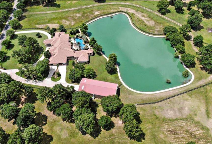 这座造价300万美元的地中海房屋中设有私人湖泊与慢跑跑道