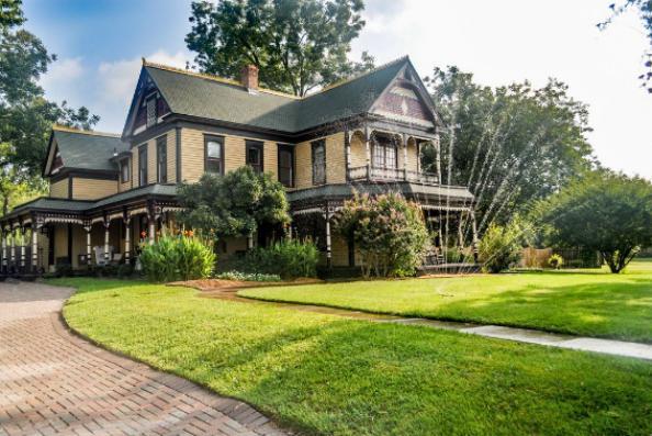 看看这家拥有150年历史的Farmersville房屋的历史魅力