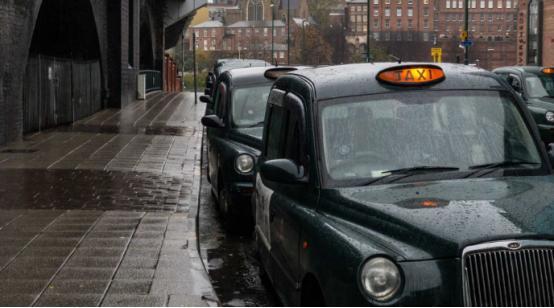 英国政府将尝试为出租车无线充电