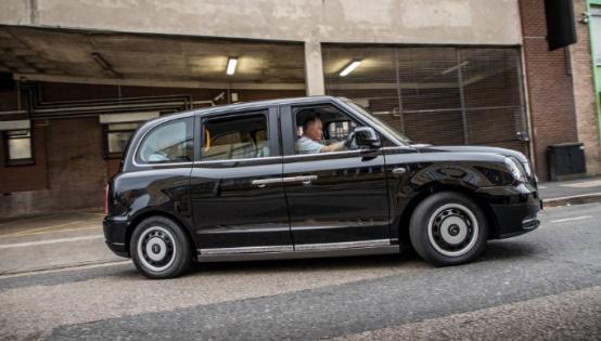 英国政府将尝试为出租车无线充电