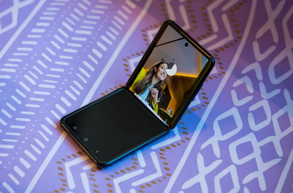 Galaxy  Z  Flip标志着三星在可折叠手机市场上的主导地位