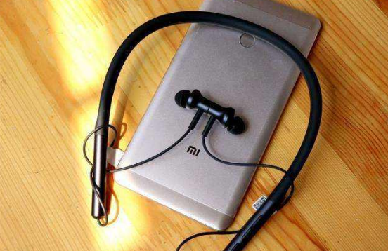 小米挑逗2月25日在印度推出的新款有线耳机