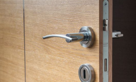 旅馆的门锁很容易被假的万能钥匙入侵