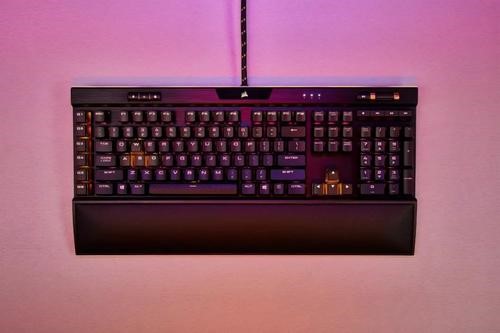 海盗船的防尘防溅游戏键盘获得RGB升级