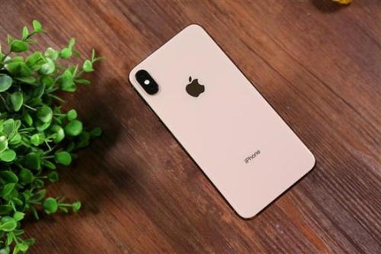 据称运行iOS  14的iPhone展示了一个类似ipad的多任务视图