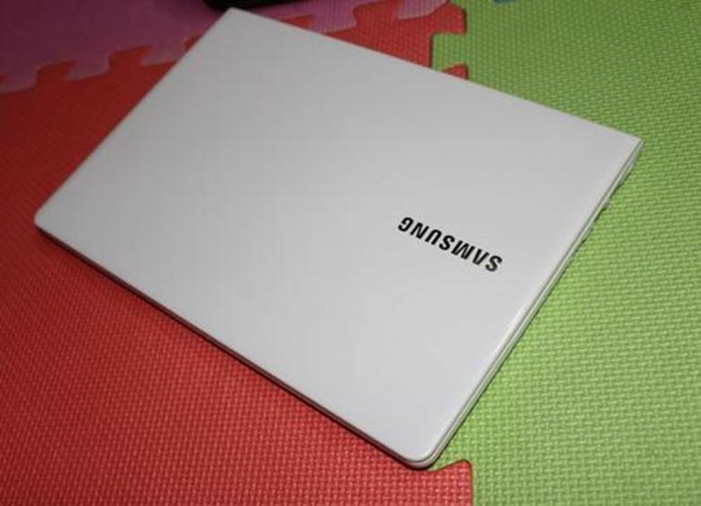 三星声称时尚的新笔记本电脑是市场上最轻的仅为1.8磅