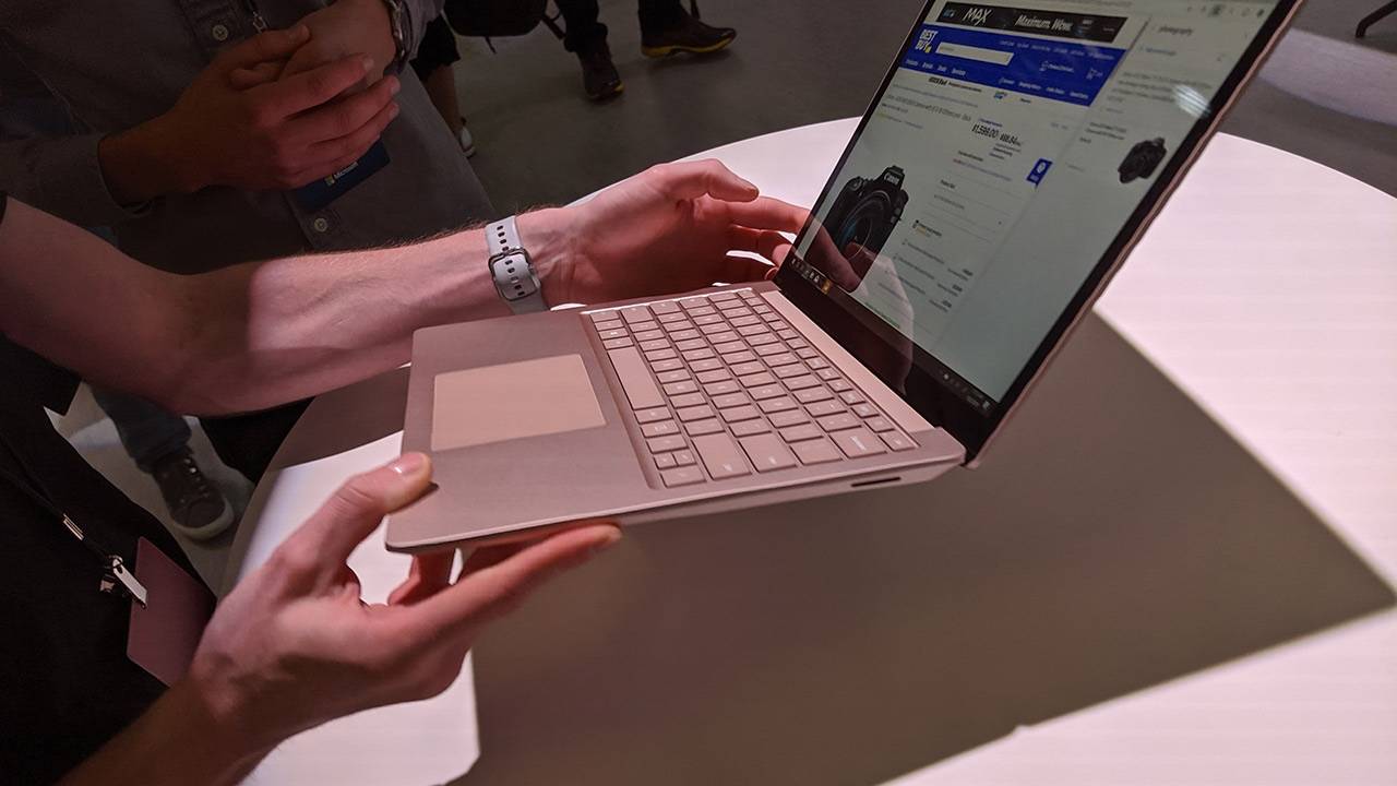 Surface  Laptop  3维修免费提供随机破解的屏幕