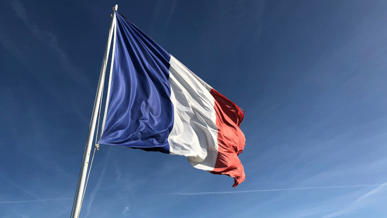 法国出台严厉法律应对恐怖分子问题