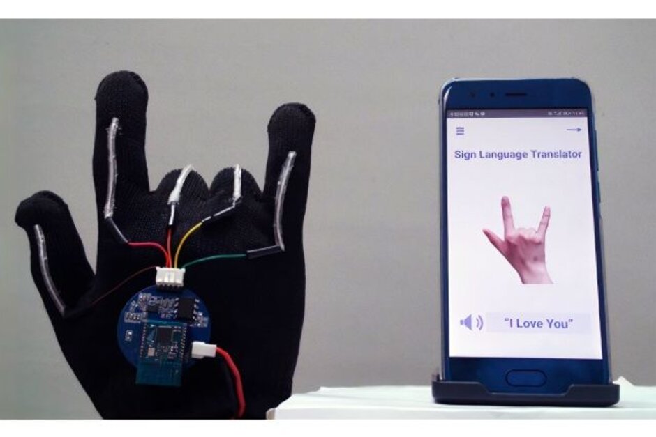 搭配智能手机的高科技手套可以翻译手语