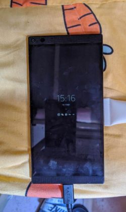 据称Razer  Phone  3原型图片揭示了其设计