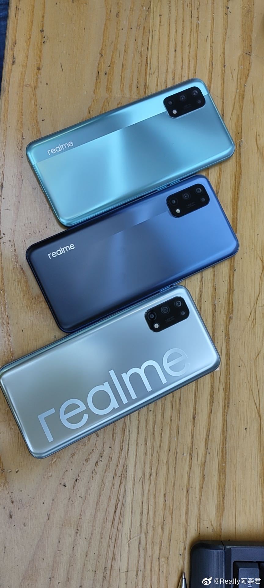 Realme V5实况拍摄似乎揭示了关键规格和颜色变化