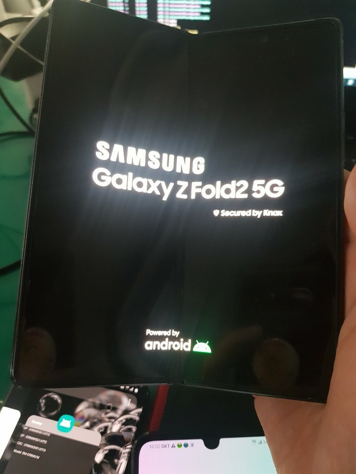 三星Galaxy Z Fold 2真实图像似乎揭示了打孔显示