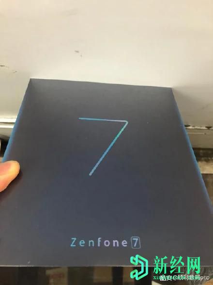 泄漏的实时照片展示了Zenfone  7三后置摄像头