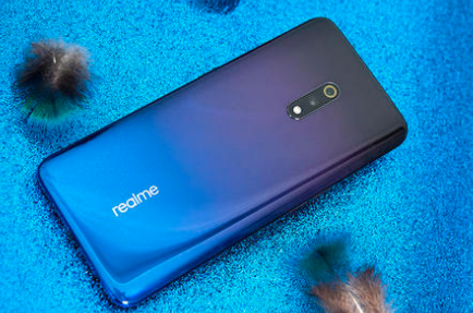 Realme带有屏幕前置摄像头手机