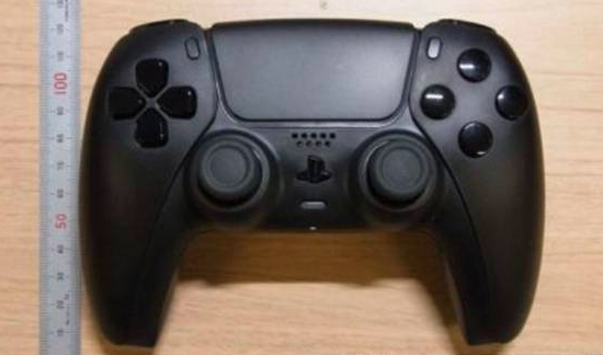 索尼游戏机的新硬件仅以黑色和白色正式发布，与系统所使用的颜色相同