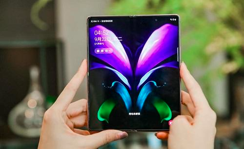 三星Galaxy  Z  Fold  3带有弹出式摄像头的可折叠手机
