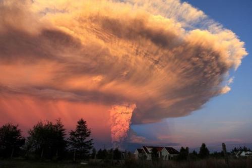 火山刚刚射出一个蘑菇形的云它可以从轨道上看到它