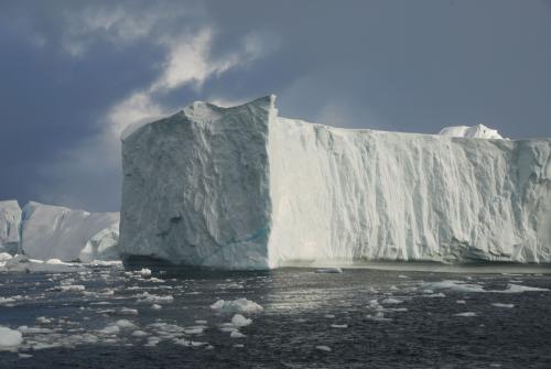 新的雷达技术使地球科学家能够看到格陵兰岛动态的冰海界面 从而推动海平面上升