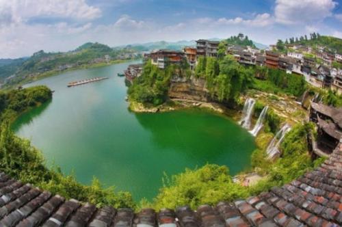 在英国乡村住宅的土地上建造了两个像废墟一样的凉亭