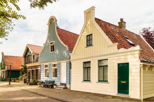 Ruud Visser Architects在荷兰完成了看起来像巨型A的房子