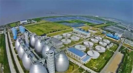 PadillaNicásArquitectos的污水处理厂设有不对称的斜屋顶